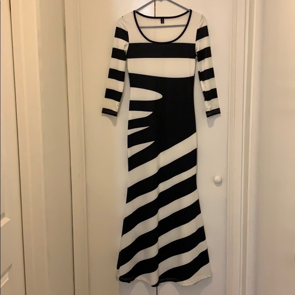 Long white and black 3/4 sleeve dress